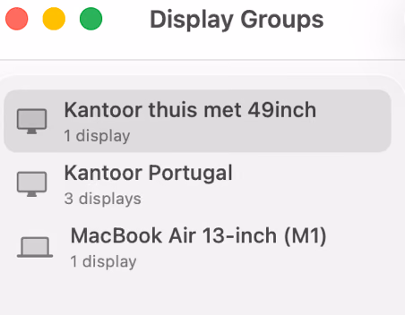 The group list in the MoreDisplays window: three saved groups, named in the owner's own language, holding one, three and one display.